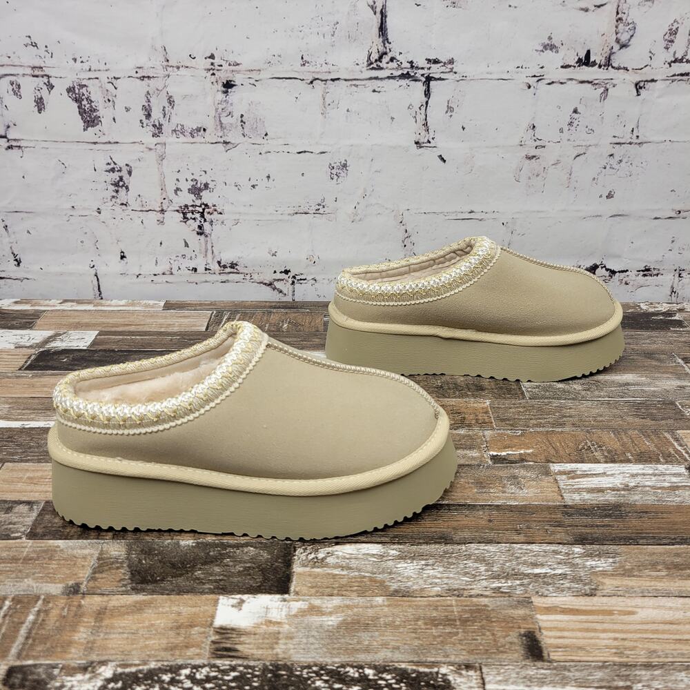 Women's Slip-On Shoes 8 Platform Tan Fur-lined Slipper Clogs Warm Cozy Comfort.